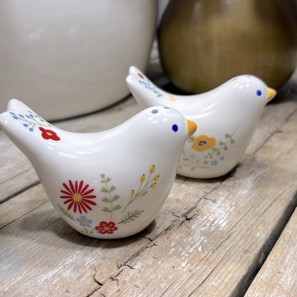 NWT Scattered Petals Salt | Pepper Shakers. 2.75”T Whimsical Bird | Floral